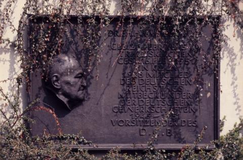 Kühn, Herbert: Hans Böckler - Gedenktafel, Foto: Kunstmuseum Mülheim an der Ruhr, um 1990.