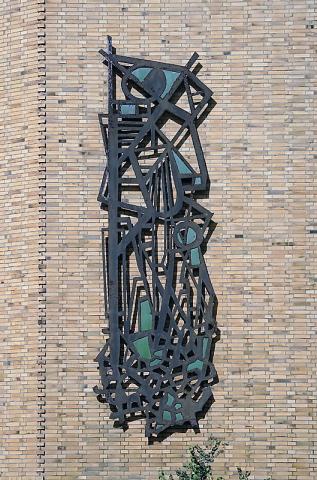 Lankhorst, Helmut: Metallplastik an Außenwand der Karl-Ziegler-Schule, Gesamtansicht, Foto: Kunstmuseum Mülheim an der Ruhr/ Ralf Raßloff 2008.