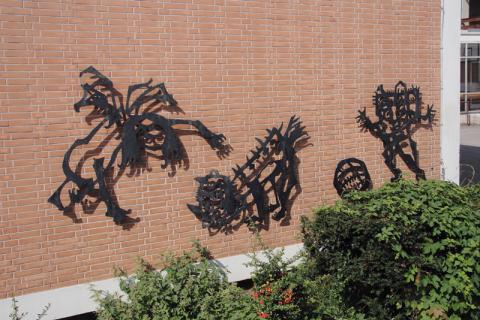 Lankhorst, Helmut: Metallplastik an Außenwand der Schule an der Bruchstraße, Detail rechts; Foto: Kunstmuseum Mülheim an der Ruhr/ Ralf Raßloff 2008.