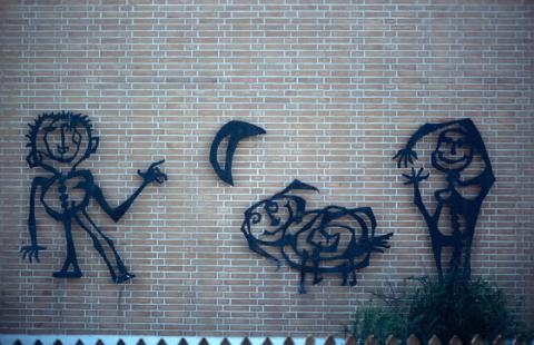 Lankhorst, Helmut: Metallplastik an Außenwand der Schule an der Bruchstraße, Detail; Foto: Kunstmuseum Mülheim an der Ruhr, vor 2001.