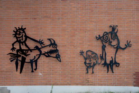 Lankhorst, Helmut: Metallplastik an Außenwand der Schule an der Bruchstraße, Detail; Foto: Kunstmuseum Mülheim an der Ruhr/ Ralf Raßloff 2008.