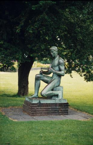 Lickfeld, Hermann: Bogenschütze, Standort Luisental zw. 1950 und 2011; Foto: Kunstmuseum Mülheim an der Ruhr o.J. (2001?).