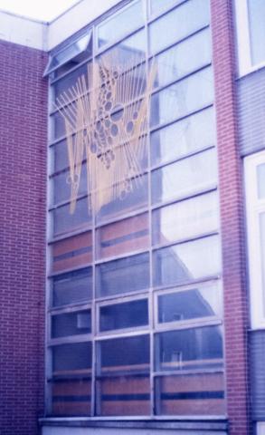 Liebsch, Otto Georg: o.T. (abstraktes Stahlrelief, Aufhängungssituation am Fenster des Treppenhauses), Foto: Kunstmuseum Mülheim an der Ruhr o.J. (vor 2001).