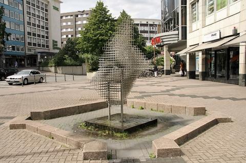 Liebsch, Otto Georg: Regenbaum, Ansicht von Dickswall Richtung Eppinghofer Straße, Foto: Kunstmuseum Mülheim an der Ruhr 2016.