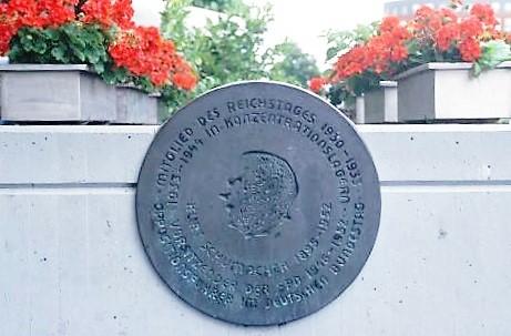 Liesen, Wolfgang: Gedenktafel für Kurt Schumacher; Foto: Kunstmuseum Mülheim an der Ruhr 2014.