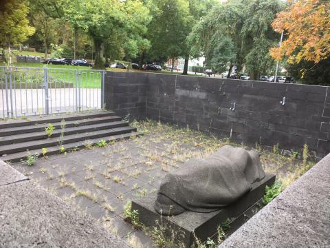 Marcks, Gerhard: Mahnmal für die Toten beider Weltkriege, Blick über den ummauerten Raum, Foto: Kunstmuseum Mülheim an der Ruhr 2019.