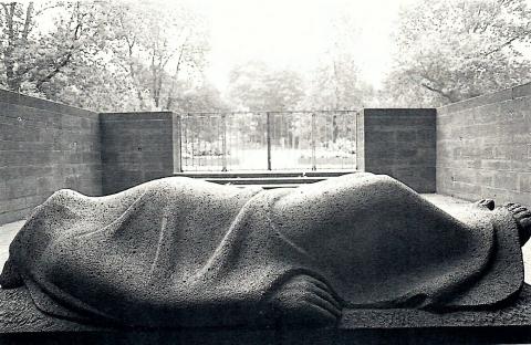 Marcks, Gerhard: Mahnmal für die Toten beider Weltkriege, Foto: Mülheimer Jahrbuch 1987, S. 120.