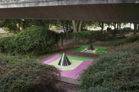 Nekes, Werner: Kegelanamorphosen, Gesamtansicht, Zustand 2020 nach der Restaurierung; Foto: Kunstmuseum Mülheim an der Ruhr/ Ralf Raßloff, Copyright VG Bild-Kunst 2020.