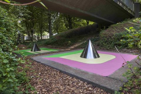 Nekes, Werner: Kegelanamorphosen, Gesamtansicht, Zustand 2020 nach der Restaurierung; Foto: Kunstmuseum Mülheim an der Ruhr/ Ralf Raßloff, Copyright VG Bild-Kunst 2020.