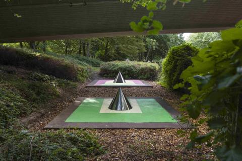 Nekes, Werner: Kegelanamorphosen, Gesamtansicht, Zustand 2020 nach der Restaurierung; Foto: Kunstmuseum Mülheim an der Ruhr/ Ralf Raßloff, Copyright VG Bild-Kunst 2020.