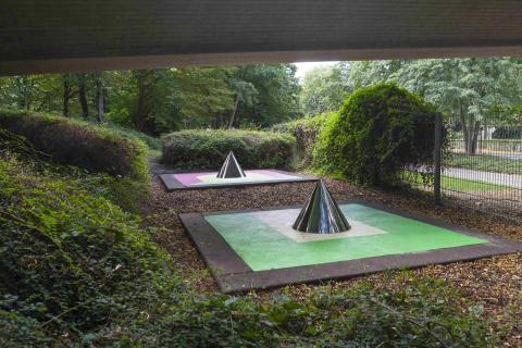 Nekes, Werner: Kegelanamorphosen, Gesamtansicht, Zustand 2020 nach der Restaurierung; Foto: Kunstmuseum Mülheim an der Ruhr/ Ralf Raßloff, Copyright VG Bild-Kunst 2020.