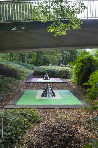 Nekes, Werner: Kegelanamorphosen, Gesamtansicht, Zustand 2020 nach der Restaurierung; Foto: Kunstmuseum Mülheim an der Ruhr/ Ralf Raßloff, Copyright VG Bild-Kunst 2020.