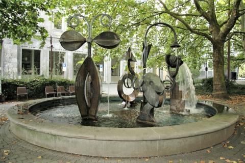 Nele, E.R.: Brunnen mit Platzgestaltung, Gesamtansicht; Foto: Kunstmuseum Mülheim an der Ruhr 2007.