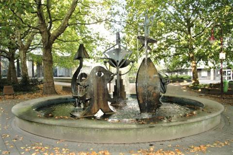 Nele, E.R.: Brunnen mit Platzgestaltung, Gesamtansicht; Foto: Kunstmuseum Mülheim an der Ruhr 2007.