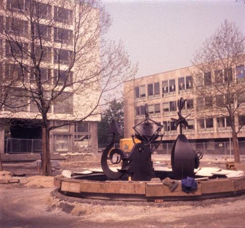 Nele, E.R.: Brunnen mit Platzgestaltung, während der Bauarbeiten; Foto: Kunstmuseum Mülheim an der Ruhr 1988 (?).