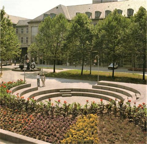 Nele, E.R.: Brunnen mit Platzgestaltung, Brunnenanlage mit Platzgestaltung (Brunnen im Hintergrund); Foto: Mülheimer Jahrbuch, Mülheim an der Ruhr 1990, S. 207.