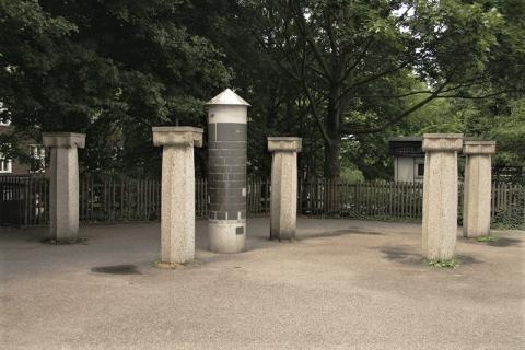 Steinsäulen auf dem Schulhof der Otto-Pankok-Schule; Foto: Kunstmuseum Mülheim an der Ruhr 2017.