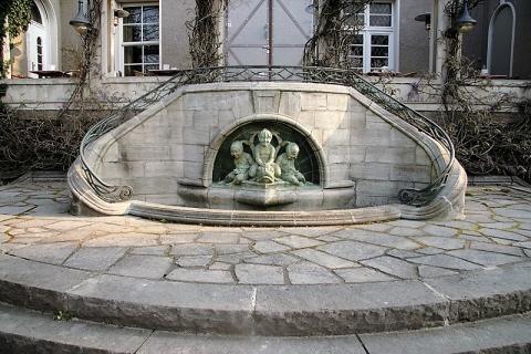 Deus, Willi: Brunnen, Gesamtansicht; Foto: Kunstmuseum Mülheim an der Ruhr 2016.