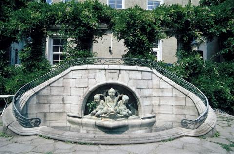 Deus, Willi: Brunnen, Gesamtansicht; Foto: Kunstmuseum Mülheim an der Ruhr/ Ralf Raßloff 2008.