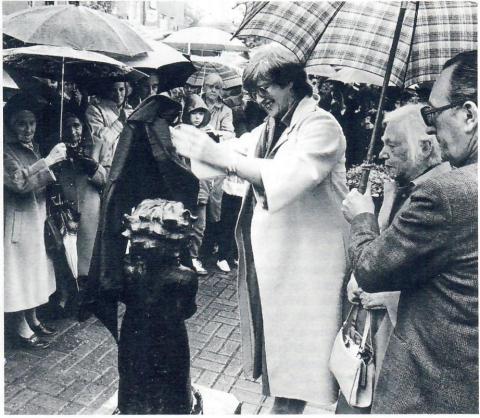 Pankok, Otto: Mädchen mit Ball - Aufstellung der Skulptur im Mai 193; Foto: Kunstmuseum Mülheim an der Ruhr 1983.