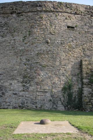 Prager, Heinz-Günter: Kugelpendant (zweiteilige Skulptur an Außenmauer des Schloß Broich), Gesamtansicht; Foto: Kunstmuseum Mülheim an der Ruhr 2008.