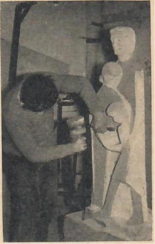 Der Bildhauer Ernst Rasche bei der Arbeit an der Skulptur &quot;Geborgenheit&quot;; Foto aus MHJB 1956.