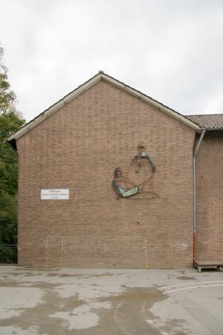 Rasche, Ernst: Musizierende Schüler, Außenwand der Schildbergschule - ehemaliger Hängungsort bis zum Anbau einer Fluchttreppe im Jahr 2015; Foto: Kunstmuseum Mülheim an der Ruhr 2007.