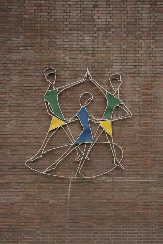 Rasche, Ernst: Drei tanzende Kinder, Metallrelief an der Städt. Grundschule am Sunderplatz; Foto: Kunstmuseum Mülheim an der Ruhr 2007.