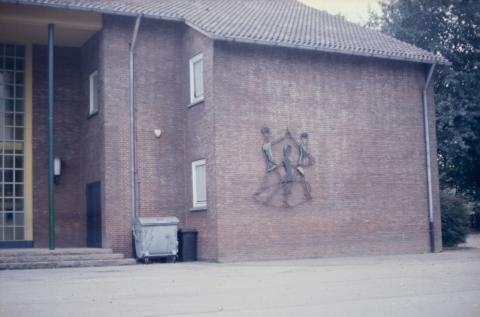 Rasche, Ernst: Drei tanzende Kinder, Metallrelief an der Städt. Grundschule am Sunderplatz; Foto: Kunstmuseum Mülheim an der Ruhr um 1990 (?).