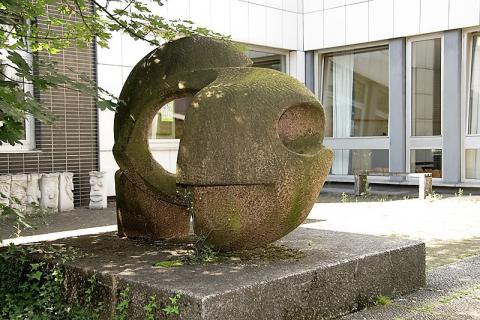 Rasche, Ernst: Skulptur mit Innenhofgestaltung an der Karl-Ziegler-Schule, Rückansicht, Foto: Kunstmuseum Mülheim an der Ruhr/ Ralf Raßloff 2008.