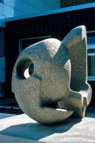 Rasche, Ernst: Skulptur mit Innenhofgestaltung an der Karl-Ziegler-Schule, Seitenansicht, Foto: Kunstmuseum Mülheim an der Ruhr o.J.