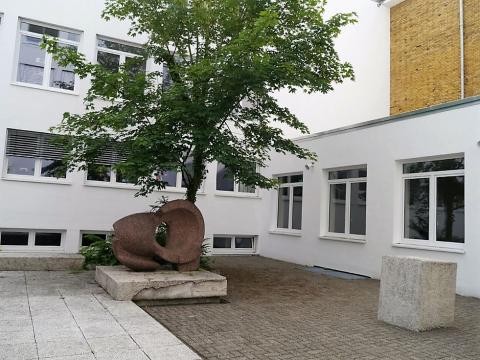 Rasche, Ernst: Skulptur mit Innenhofgestaltung an der Karl-Ziegler-Schule, Ansicht mit Säulenelement, Zustand 2016 (nach Fassadensanierung), Foto: Kunstmuseum Mülheim an der Ruhr 2016.