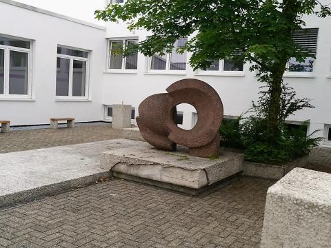 Rasche, Ernst: Skulptur mit Innenhofgestaltung an der Karl-Ziegler-Schule, Ansicht mit Bänken und Trinkwasserbrunnen, Zustand 2016 (nach Fassadensanierung), Foto: Kunstmuseum Mülheim an der Ruhr 2016.