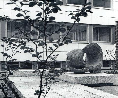 Rasche, Ernst: Skulptur mit Innenhofgestaltung an der Karl-Ziegler-Schule, Foto: Archiv Ernst Rasche, 1972.