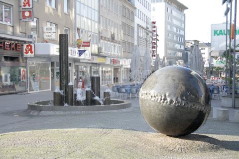 Rasche, Ernst: Brunnen- und Platzgestaltung, Kreuzung Schloßstraße/ Löhberg; Foto: Kunstmuseum Mülheim an der Ruhr 2008.