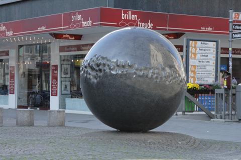 Rasche, Ernst: Brunnen- und Platzgestaltung, Kreuzung Schloßstraße/ Löhberg; Foto: Kunstmuseum Mülheim an der Ruhr 2007.