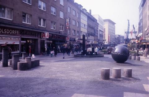 Rasche, Ernst: Brunnen- und Platzgestaltung, Kreuzung Schloßstraße/ Löhberg mit Blick über Schloßstraße; Foto: Kunstmuseum Mülheim an der Ruhr, vor 2001.