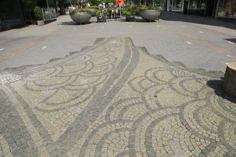 Rasche, Ernst: Brunnen- und Platzgestaltung, Kreuzung Schloßstraße/ Löhberg, Detail der Plasterung; Foto: Kunstmuseum Mülheim an der Ruhr 2016.