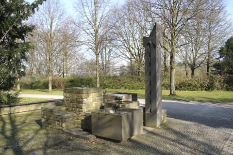 Rasche, Ernst: Leitbrunnen, Gesamtansicht; Foto: Kunstmuseum Mülheim an der Ruhr 2007.