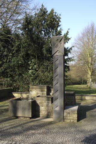 Rasche, Ernst: Leitbrunnen, Gesamtansicht; Foto: Kunstmuseum Mülheim an der Ruhr 2007.