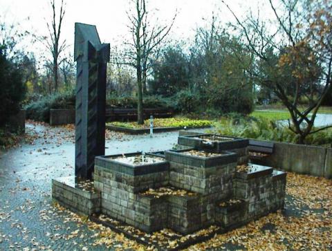 Rasche, Ernst: Leitbrunnen, Gesamtansicht; Foto: Kunstmuseum Mülheim an der Ruhr 2007.