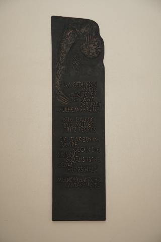 Rasche, Ernst: Gedenktafel (für die Opfer der nationalsozialistischen Gewaltherrschaft, Mitglieder des Stadtrates); Foto: Kunstmuseum Mülheim an der Ruhr 2009.