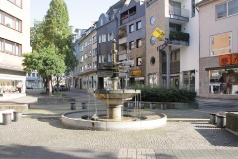 Rasche, Ernst: Dröppelminna (Brunnen- und Platzgestaltung), Blick Richtung Auerstraße; Foto: Kunstmuseum Mülheim an der Ruhr 2008.