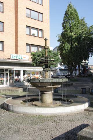 Rasche, Ernst: Dröppelminna (Brunnen- und Platzgestaltung), zentrales Brunnenelement; Foto: Kunstmuseum Mülheim an der Ruhr 2008.