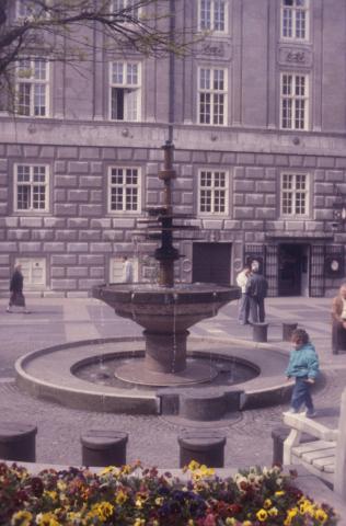 Rasche, Ernst: Dröppelminna (Brunnen- und Platzgestaltung), Blick auf Rathaus; Foto: Kunstmuseum Mülheim an der Ruhr, vor 2001 (digitalisiertes Foto).