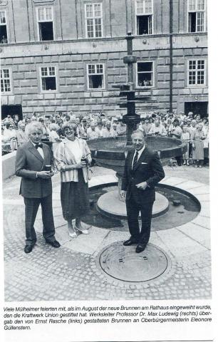Rasche, Ernst: Dröppelminna (Brunnen- und Platzgestaltung), Einweihung des Brunnens; Foto: Mülheimer Jahrbuch 1986, S. 269.