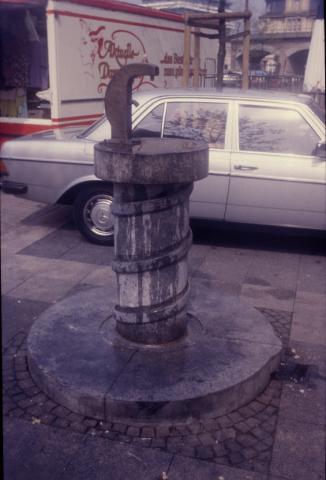 Rasche, Ernst: Trinkwasserbrunnen; Foto: Kunstmuseum Mülhein an der Ruhr, vor 2001 (1990er ?).