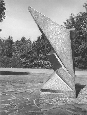 Rasche, Ernst: Skulptur in der Landschaft, ehemaliger Standort: Firmensitz Agiplan, Zeppelinstr. 301; Zustand 1986; Foto aus: Ernst Rasche Bildhauer 1926-1986, 1987, S. 85 (Foto: Foto Serwotke, Vogler, Fränzen). 