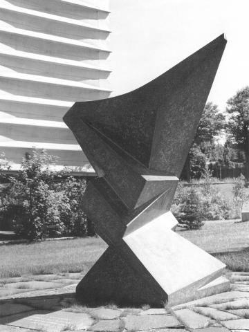 Rasche, Ernst: Skulptur in der Landschaft, ehemaliger Standort: Firmensitz Agiplan, Zeppelinstr. 301; Zustand 1986; Foto aus: Ernst Rasche Bildhauer 1926-1986, 1987, S. 87 (Foto: Foto Serwotke, Vogler, Fränzen). 