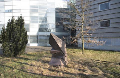 Rasche, Ernst: Skulptur in der Landschaft, ehemaliger Standort: Firmensitz Agiplan, Zeppelinstr. 301; Zustand 2009; Foto: Kunstmuseum Mülheim an der Ruhr 2009.